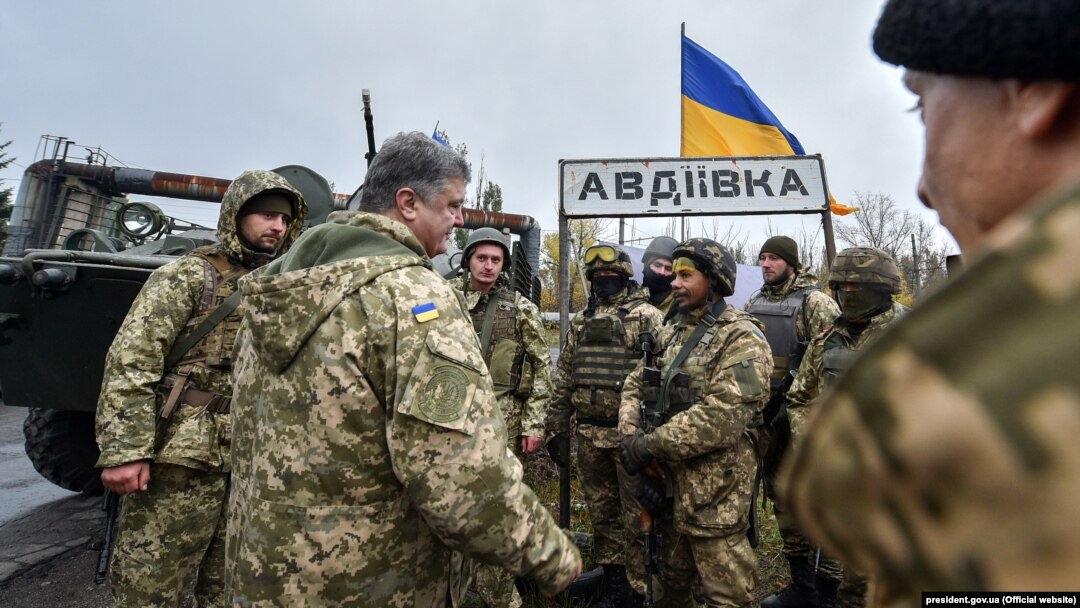 Президент України Петро Порошенко спілкується з військовослужбовцями 72-ї окремої механізованої бригади в Авдіївці, що неподалік від Донецька, 22 жовтня 2017 року