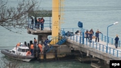 Рятувальники виносять із моря тіло загиблого в катастрофі літака Ту-154 над Чорним морем, Сочі, Росія, 25 грудня 2016 року