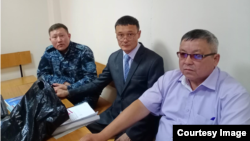 Гражданский активист Айдар Байсагатов (в центре) на суде по его делу. Усть-Каменогорск, 6 июня 2022 года