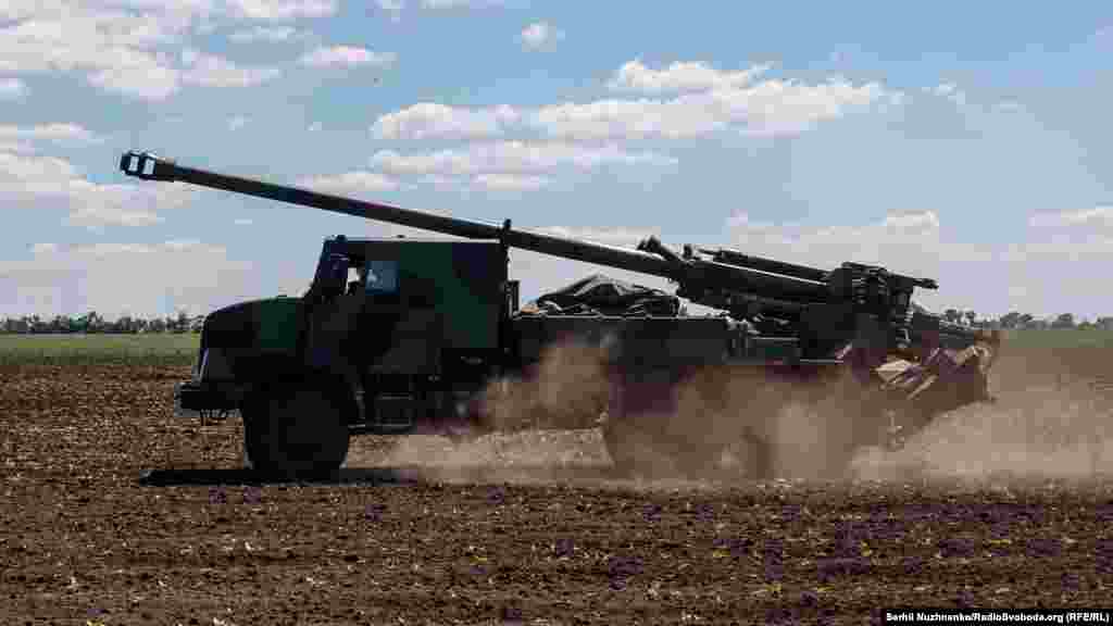 Украинские бойцы говорят, что самоходная артиллерийская установка «Цезарь» оказалась очень точной артиллерийской системой. То есть, эта система позволяет точно поразить цель при значительно меньшем количестве выстрелов