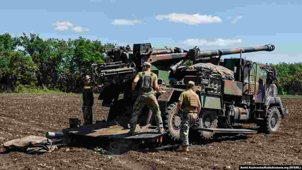 Украинские военные готовят снаряды для самоходной артиллерийской установки «Цезарь» (Caesar) вблизи линии фронта, Донецкая область