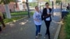 Majoritatea absolvenților de a VIII-a de la liceul Onisifor Ghibu din Cluj-Napoca, au fost așteptați de părinți, la ieșirea de la prima probă a Evaluării Naționale, cea „la română”. Paul (în imagine) spune că subiectele au fost accesibile dar au necesitat totuși atenție.