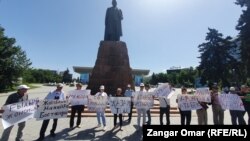 Участники акции протеста, ранее анонсированной незарегистрированной Демократической партией, у памятника Абаю в Алматы