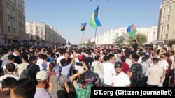 Протестные выступления в Каракалпакстане начались после публикации проекта поправок к Конституции Узбекистана, где исключается суверенитет Республики Каракалпакстан и право народа республики на отделение на основе всеобщего референдума