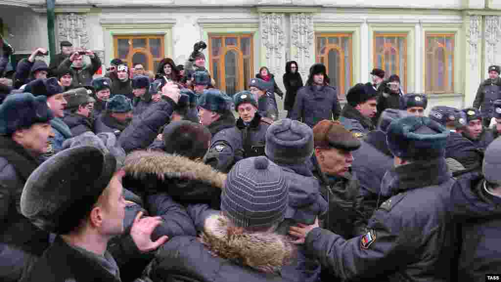 Протест белдерүчеләр эчке эшләр министрлыгы бинасына таба үтәргә тырышканда <span style="font-size: 15px; line-height: 22px; text-a