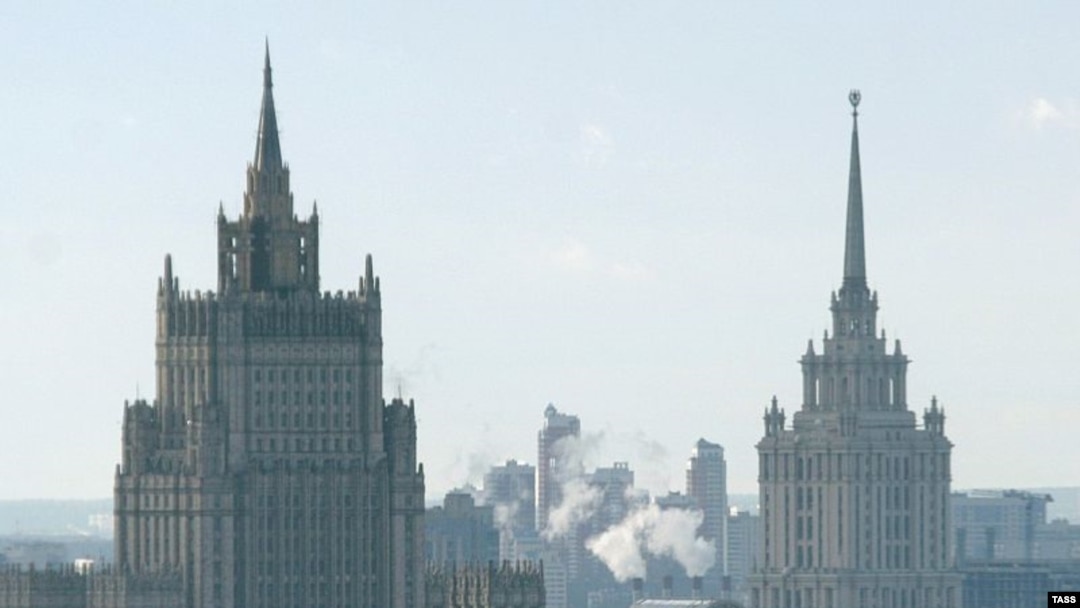 Москва: ліворуч МЗС Росії, праворуч готель «Україна»