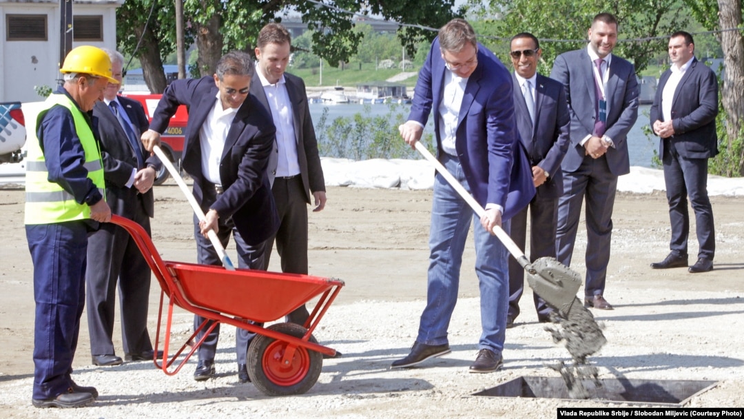 Mohamed Alabar iz kompanije Eagle Hills i predsednik Srbije Aleksandar Vučić otvaraju radove na projektu "Beograd na vodi", 15. april 2016.