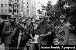Mineri adunați în centrul Bucureștiului în timpul mineriadei din 13-15 iunie