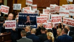 Jedni u sali, drugi u holu: Poslanici Skupštine Srbije položili zakletvu