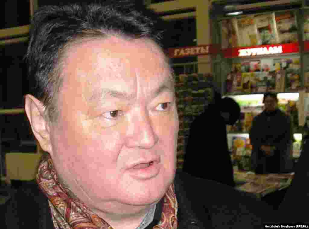 2004 жылы наурызда Қазақстан президенті Нұрсұлтан Назарбаевтың саясатын сынағаннан кейін төтенше жағдайлар агенттігі жетекшісі Заманбек Нұрқаділов «қызмет міндетін дұрыс атқармаған» деген уәжбен орнынан алынды. Көп ұзамай Нұрқаділов Қазақстандағы коррупцияға қарсы қоғамдық комитет құратынын жариялап, "Әділетті Қазақстан үшін" оппозициялық қозғалысының құрылтай комитетіне енді. Суретте: Еуропа сапарынан оралған Заманбек Нұрқаділов Алматы әуежайында журналистерге сұхбат беріп тұр. 3 ақпан 2005 жыл.