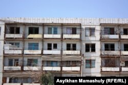Здание общежития в поселке Торетам близ города Байконур. 14 июля 2013 года.
