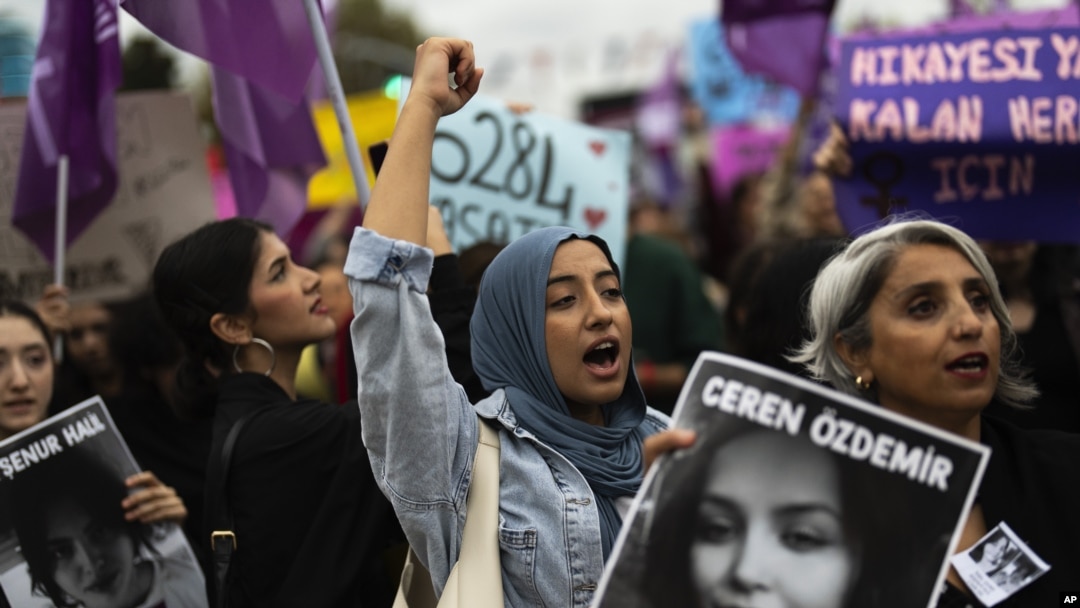 Žene na protestima protiv femicida u Istanbulu, 12. oktobar 2024.
