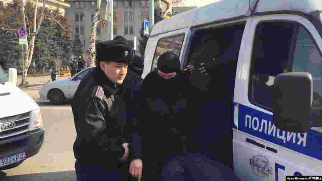 Әзірге полицияның қанша адамды ұстағаны туралы ақпарат жоқ. 