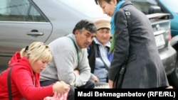 Жеміс-жидек, көкініс сатушылар. Алматы, 16 қазан 2012 жыл.