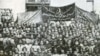 1917 елның 17-22 июль көннәрендә Казанда узган мөселман хәрби корылтаенда катнашкан бер төркем татар-башкорт хәрбиләре. Арттагы шигәрдә гарәп хәрефләре белән "Яшәсен мөселман хәрби көрәш революцион солдатлар" һәм янында русча "Халык республикасы" дигән сүзләр күренә