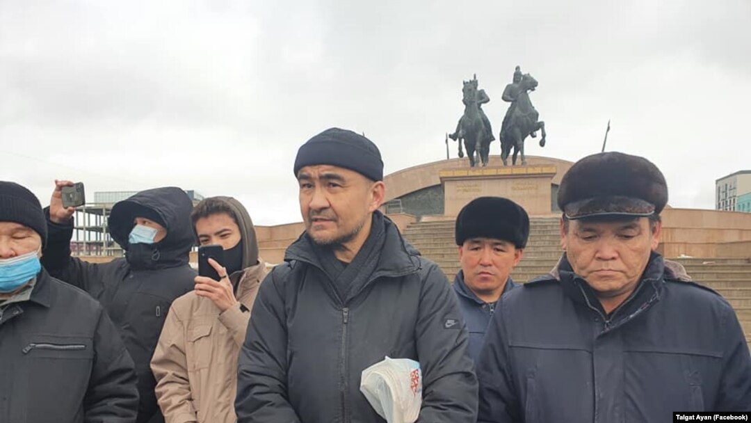 Гражданский активист Макс Бокаев на площади в Атырау. Архивное фото