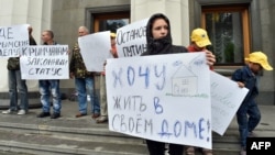 Вимушені переселенці з Криму та східних регіонів України під час пікету біля українського парламенту в Києві, 5 червня 2014 року