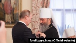 Президент России Владимир Путин и митрополит Онуфрий (2013 год)