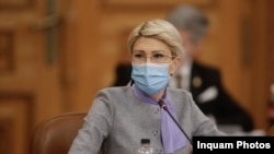 Potrivit Ziarului Financiar, peste un milion și jumătate de români au contracte de muncă pentru salariul minim pe economie. Imagine generică cu ministrul Muncii, Raluca Turcan 