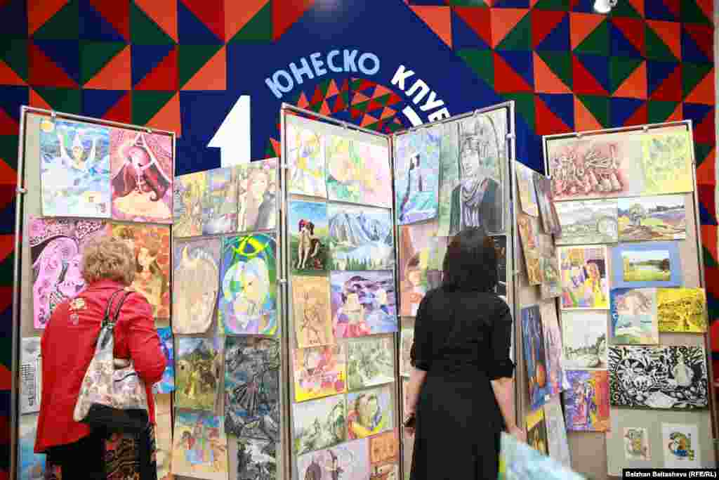 "Сложно выбрать лучших из лучших", - говорят члены жюри конкурса детских рисунков. 