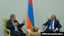 Եվրամիության Եվրոպական հարևանության քաղաքականության և ընդլայնման հարցերով Յոհաննես Հանը (ձ) և Հայաստանի նախագահ Սերժ Սարգսյանը: Երևան, 20-ը հոկտեմբերի: 