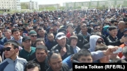 Участники митинга "против продажи земель" в Атырау. 24 апреля 2016 года.