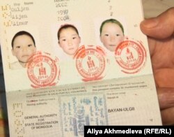 Фотографии детей репатриантки Сауле Каспай в ее паспорте. Алматинская область, март 2013 года. Иллюстративное фото.