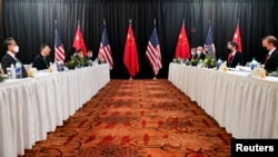 Kineska delegacija predvođena Jangom Đečijem i američka delegacija na čelu sa Džejkom Salivenom (mart 2021)