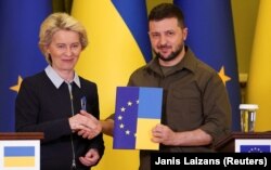 Председатель Еврокомиссии Урсула фон дер Ляйен передаёт в Киеве анкету президенту Украины Владимиру Зеленскому