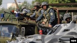 Өзбекстан арнайы жасақтары Әндіжан көшелерін бақылап тұр. 17 мамыр 2005 жыл.