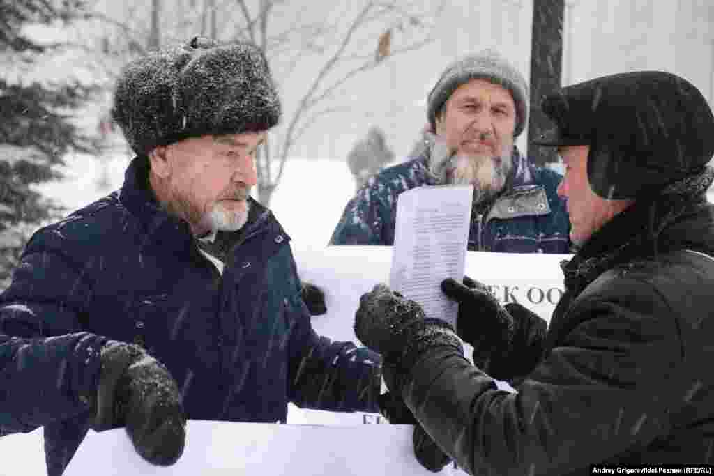 Бүкілтатарлық қоғамдық орталық (БТҚО) мәлімдемесінде Шыңжаңда "ұйғырлар, қазақтар, қырғыздар, татарлар, дүнгендер мен өзге де мұсылман халықтары геноцидке ұшырап" жатқаны айтылған.