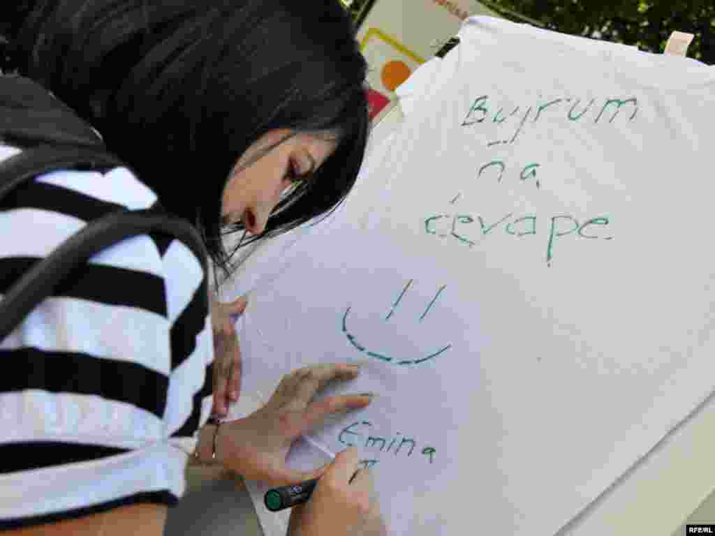 BiH - Aktivisti Inicijative mladih za ljudska prava BiH organizovali su uličnu akciju u kojoj su građani Sarajeva na majicama pisali svoje poruke za građane Beograda, 10.05.2010. Foto: Midhat Poturović