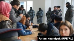 "Кырым теләктәшлеге" утырышына килгән ОМОН көчләре