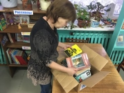 Коробки с книгами фонд "Вереница" привозит в библиотеки несколько раз в год