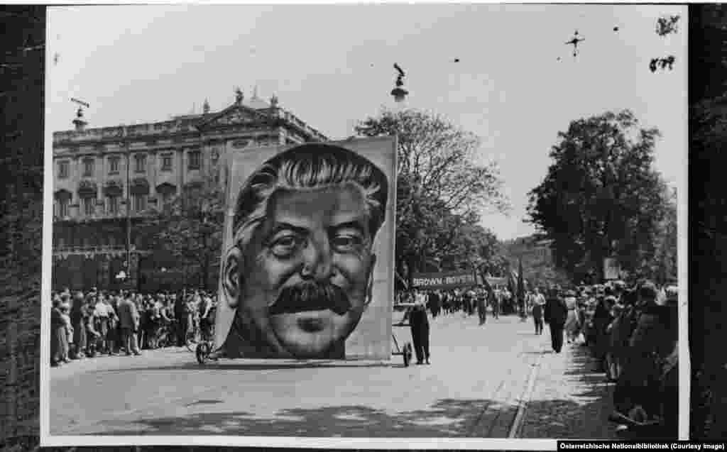 Портрет Иосифа Сталина в центре Вены в 1952 году. С конца Второй мировой войны и до середины 1955 года Вена была поделена войсками союзников на оккупационные зоны. 