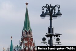Кремльге жақын маңдағы көше шамының бағанына ілінген бақылау камералары. Көрнекі сурет.