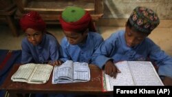 په کراچۍ کې د یوې مدرسې زده کوونکي د درس پر مهال - انځور له ارشیفه