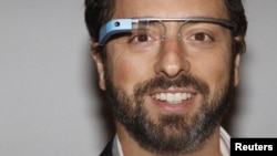 Google хуҗасы Сергей Брин Google күзлеген кигән