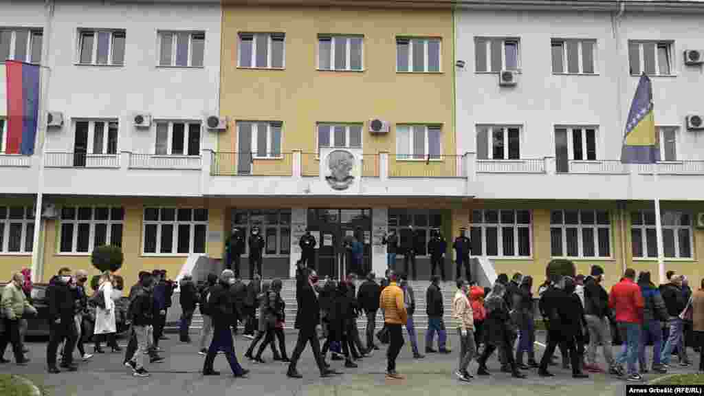 U Doboju je na izborni dan bilo burno, uz protest opozicije jer njihovim posmatračima nije dozvoljen ulazak na glasačka mjesta. Zatraženo je poništavanje izbora i pobacane su posmatračke akreditacije. 
