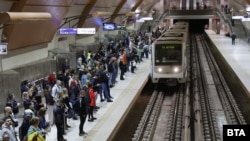 Хора чакат метрото по време на стачката на наземния градски транспорт в София, 14 май.