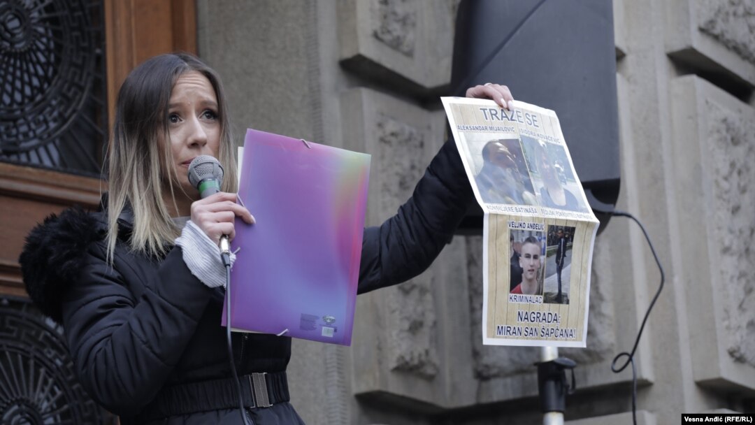 Novinarka Isidora Kovačević pokazuje 'poternice' na protestu protiv rudnika litijuma u Beogradu, 18. decembar 2021.