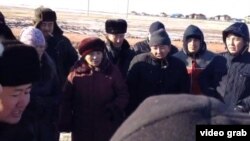 Жители села Коянды вблизи Астаны на акции протеста против сноса их домостроений. 27 октября 2014 года. 