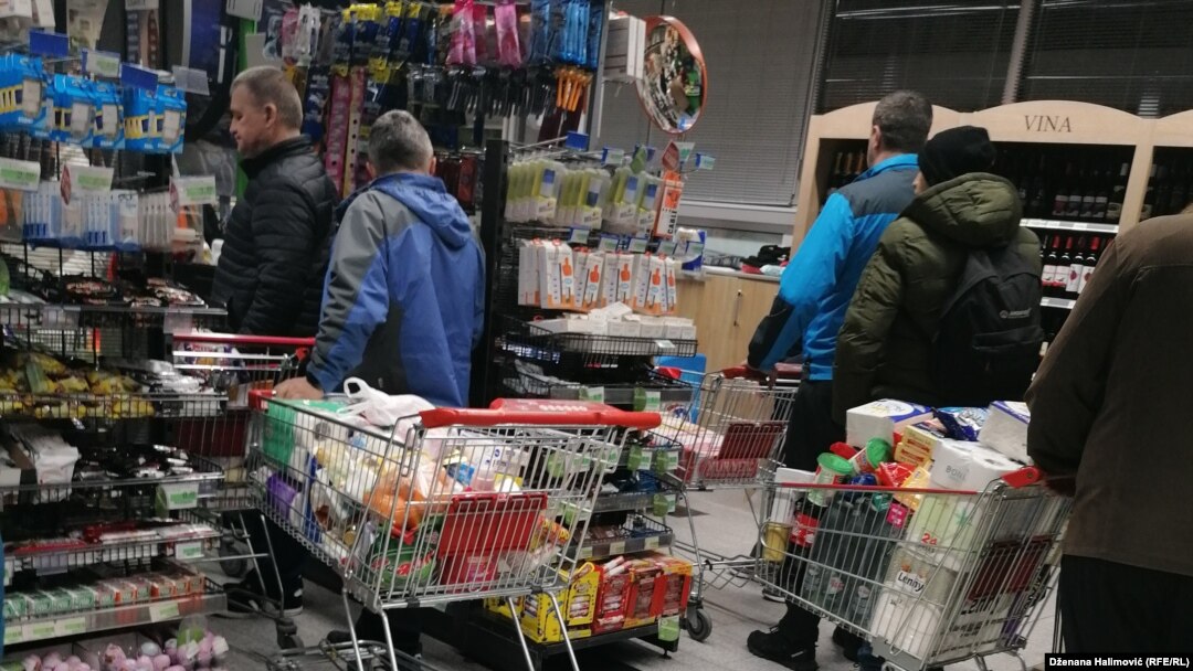 Ljudi kupuju hranu u supermarketima