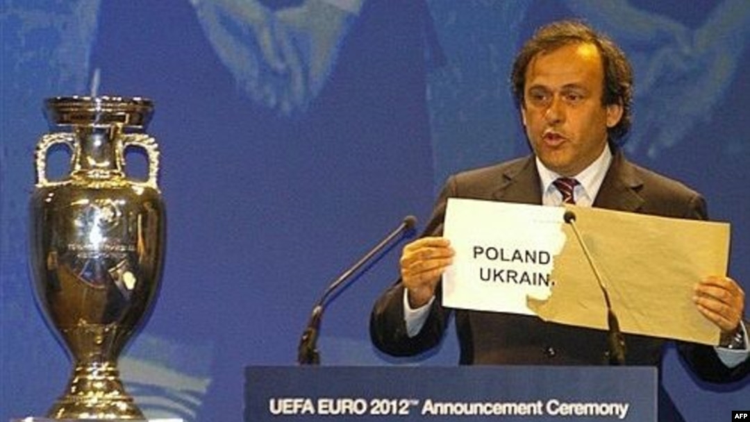 Архівне фото. Президент УЄФА Мішель Платіні 18 квітня 2007 оголосив, що футбольне Євро–2012 проведуть в Польщі та Україні.