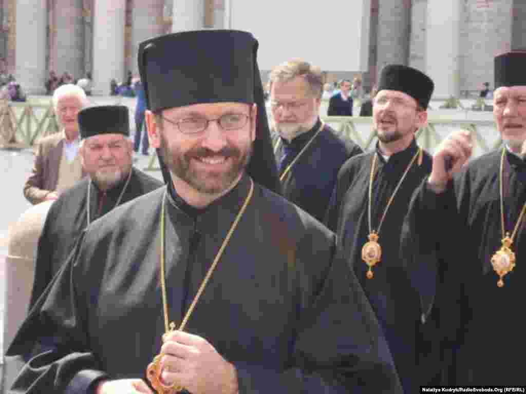 Верховний архиєпископ Святослав з українськими єпископами на площі Святого Петра