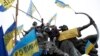 Озброєні особи без розпізнавальних знаків і російський армійський автомобіль біля українського прикордонного поста в місті Балаклаві