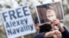 Компании Google и Apple подчинились требованиям российских властей и в день начала выборов в Госдуму удалили из своих магазинов приложение «Навальный», которое помогало подобрать на каждом избирательном участке наиболее рейтингового соперника провластной партии «Единая Россия»