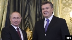 Ресей президенті Владимир Путин (сол жақта) мен Украина президенті Викт ор Янукович. Мәскеу, 17 желтоқсан 2013 жыл