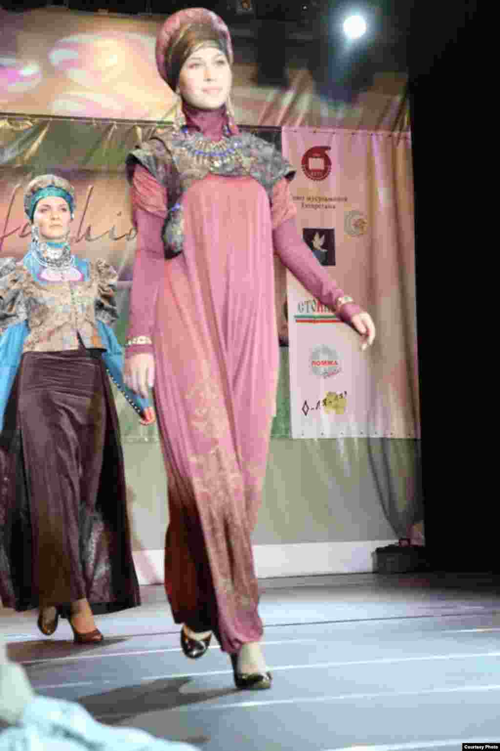 Казанда беренче тапкыр "Islamic clothes" халыкара мөселман модасы бәйгесе узды. Анда хатын-кызлар, ирләр һәм балалар өчен коллекцияләр тәкъдим ителде. Бәйгедә гомумән 40 модельер катнашты. Һәм 51 коллекциянең 10-ысы финалга узды. Дизайнерларның эше Pret-a-porte", "Du Luxe" һәм “Милли костюм” номинацияләре нигезендә бәяләнде. Беренче номинациядә жюри гран-при бирмәде. Калган ике номинациядә дә Казаннар җиңде: Эльмира Хаматова һәм Наҗия Вәлиева.
