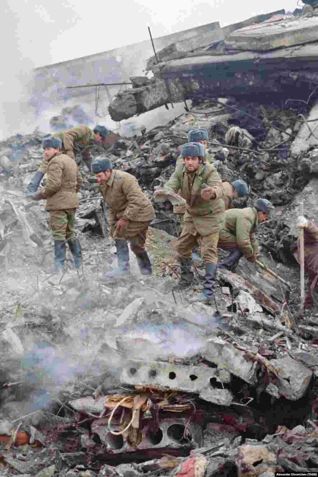 Военнослужащие разгребают завалы. Горбачев даже задал вопрос одному из журналистов, который брал у него интервью: "Кого винить в том, что в бетонных блоках слишком мало цемента, но более чем достаточно песка? Это означает, что цемент украли. А кто украл?"